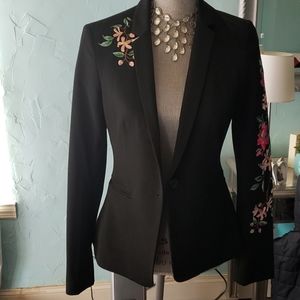 GORGEOUS  black blazer with embroidery details.